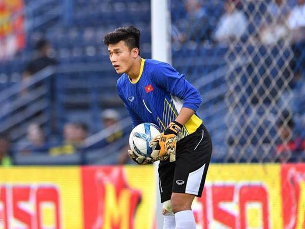 U.23 Việt Nam: Thủ môn Bùi Tiến Dũng sẽ bó gối ra sân gặp Iraq