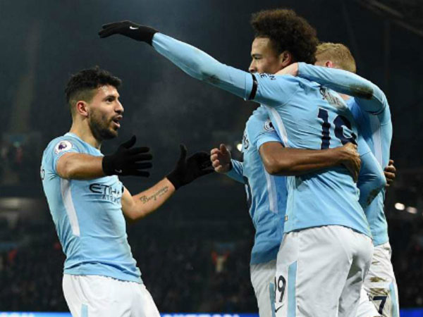 Aguero lập hat-trick, Man City giữ khoảng cách 12 điểm với Man Utd
