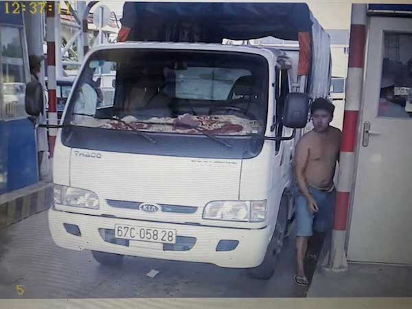 Bị quay phim, tài xế giật điện thoại của nhân viên trạm BOT