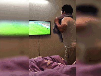 Con đang ngủ, ông bố 'cắn răng' ăn mừng chiến thắng của U23 Việt Nam trong im lặng