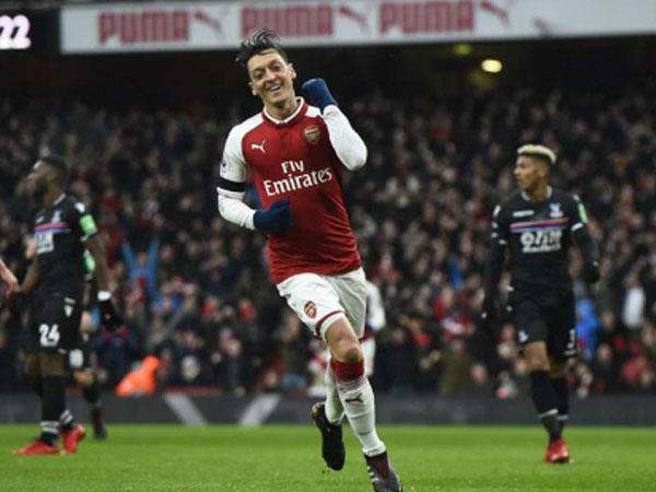 Ghi bốn bàn trong 17 phút, Arsenal thắng đậm khi vắng Sanchez