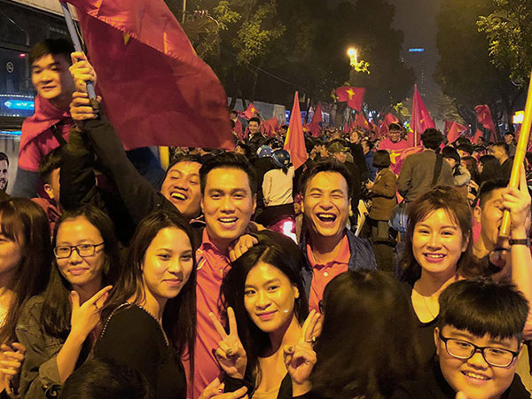Việt Anh, Ngọc Trinh mừng U23 Việt Nam chiến thắng