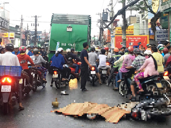 Vừa đổ xăng xong, nam thanh niên bị xe rác tông chết