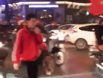 Vừa phân luồng vừa đập tay mọi người - đây là cách anh công an dễ thương ăn mừng chiến thắng của U23!