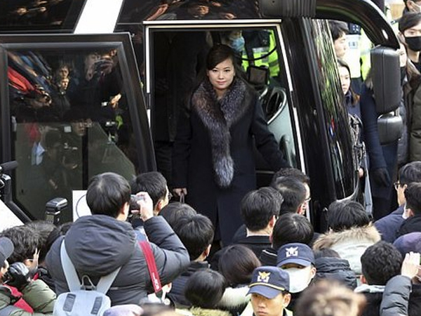 Bạn gái cũ ông Kim Jong-un tự tin dẫn đoàn tới Hàn Quốc