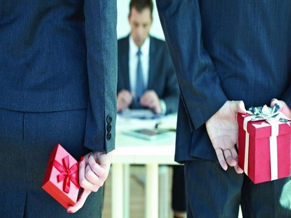 Cấm tặng quà cấp trên, 'tranh thủ' cấp dưới dịp Tết