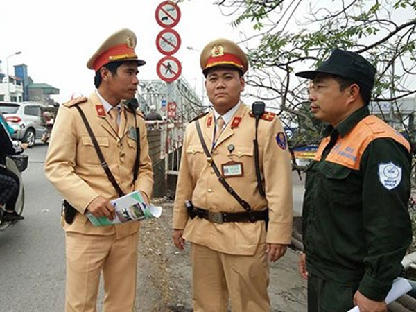 Cứu cô gái đòi nhảy cầu Chương Dương tự tử