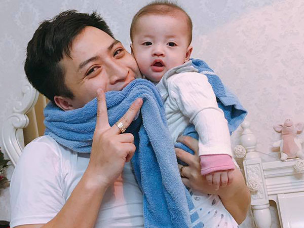 Đã tìm ra ông bố dễ thương trong clip 'cắn chặt khăn cổ vũ U23 Việt Nam chiến thắng' vì sợ con thức