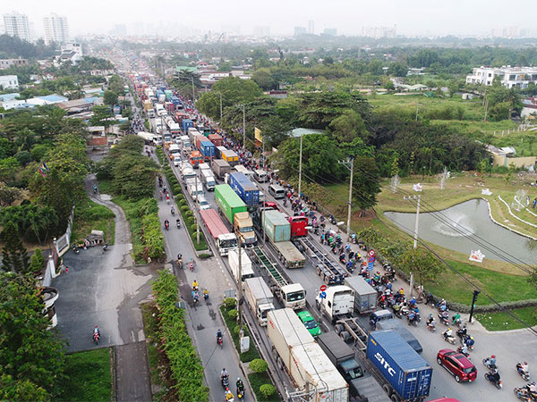 Đoạn đường 8 km đi mất 6 tiếng: 'Cảng lớn nhất nước nằm trong đô thị?'