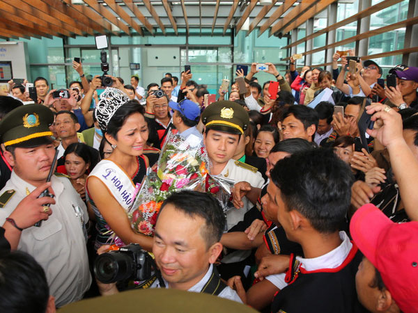 H'Hen Niê òa khóc khi được người dân Ê đê chào đón ở sân bay