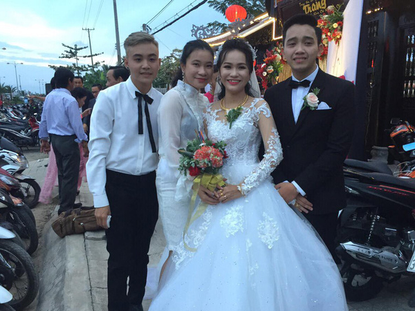 Hình ảnh chú rể khóc như mưa trong ngày cưới vì thương bố mẹ vợ đã gả con gái cho mình khiến cộng đồng mạng xôn xao