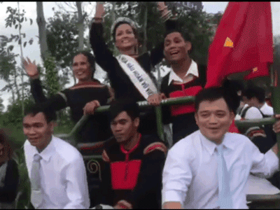 Lần đầu tiên tại Việt Nam: Hoa hậu H'Hen Niê rơi vương miện vì đi xe công nông
