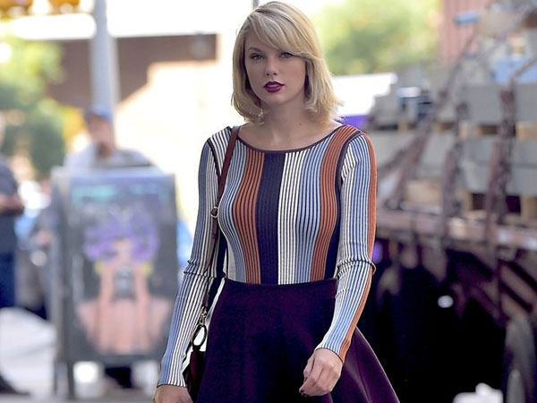 Ngọt ngào như Taylor Swift: Gửi cả thiệp và hoa chúc mừng 2 fan nữ vừa kết hôn đồng giới