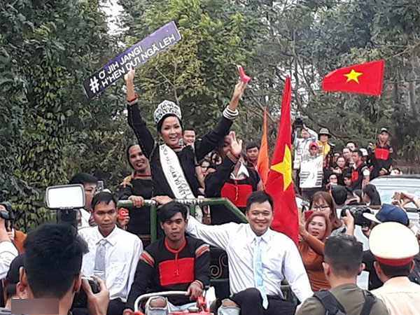Người dân Ê Đê lái xe máy cày đến đón Hoa hậu H’Hen Niê