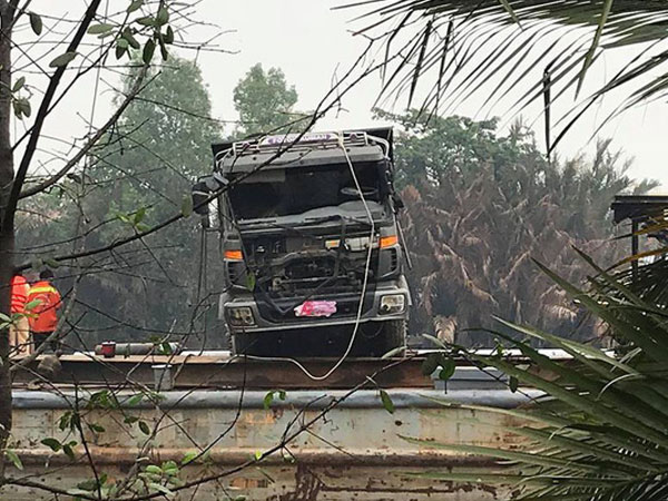 Trục vớt thành công xe tải ‘đè’ sập cầu Long Kiển