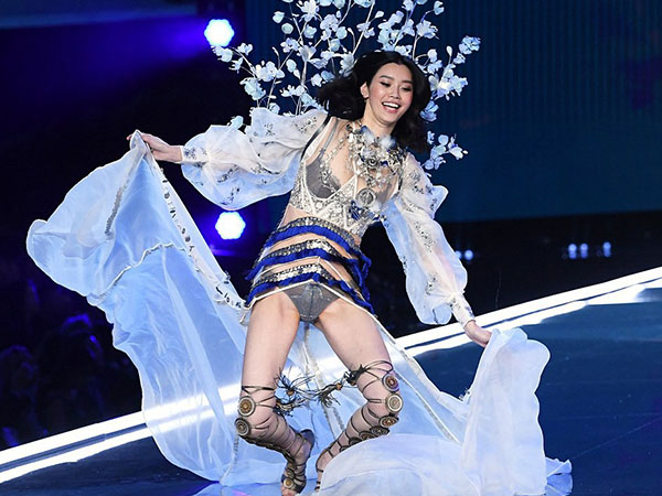 Tuyên bố giải nghệ đúng là nói suông, Ming Xi catwalk trở lại sau cú ngã sấp mặt tại Victoria's Secret