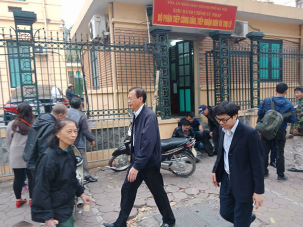 Vì sao ông Phùng Đình Thực bị tuyên 9 năm tù vẫn rời tòa một mình?