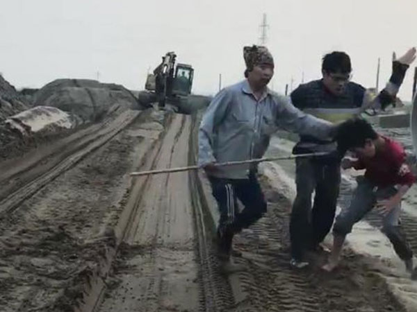 Vụ bé trai 10 tuổi bị đánh vì ăn trộm ngô: Xác minh danh tính mẹ con chủ ruộng và sẽ tiến hành xử lý