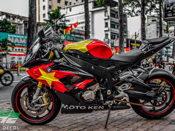 BMW S1000RR lên tem cờ đỏ sao vàng cổ vũ U23 Việt Nam đá bán kết