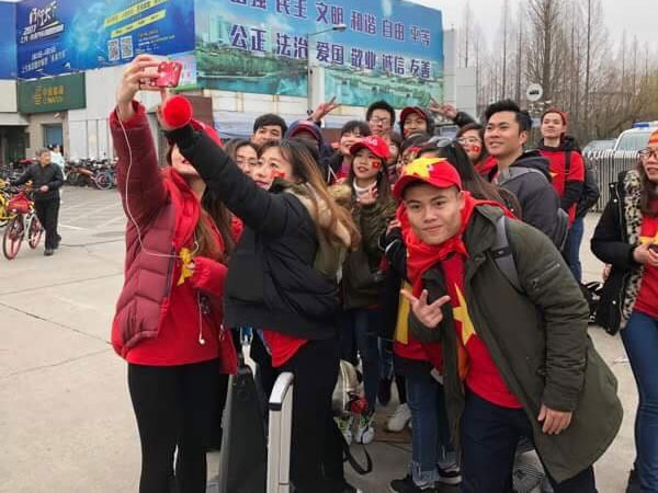 CĐV Việt Nam tại Trung Quốc vượt hàng trăm cây số để cổ vũ cho đội tuyển U23 Việt Nam trước trận đấu lịch sử với Qatar