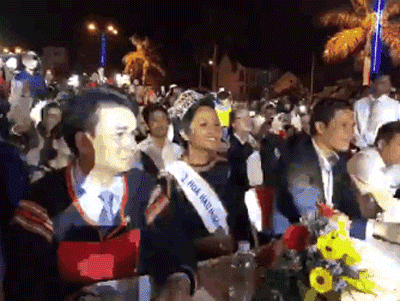 Chẳng Hoa hậu nào vượt được sự hồn nhiên của H'Hen Niê: Ngồi bàn đại biểu vẫn nhún nhẩy tưng bừng