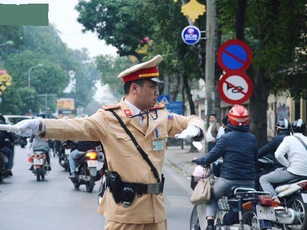 Gặp anh CSGT gây sốt với clip 'vừa phân luồng vừa đập tay mọi người' để ăn mừng chiến thắng của U23 Việt Nam