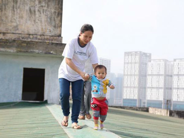 Hà Nội: Bà bầu 8 tháng dắt con nhỏ đi qua mái tôn nhà chung cư vì thang máy hỏng