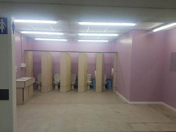 Sốc với toilet nữ 'tơ hơ' ở trường học Anh
