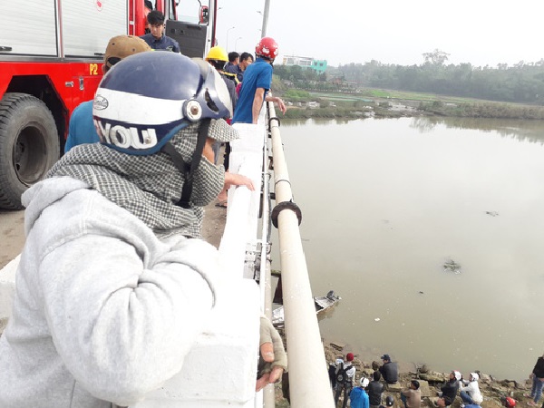Thanh niên 'mất tích', để lại điện thoại và xe máy trên cầu