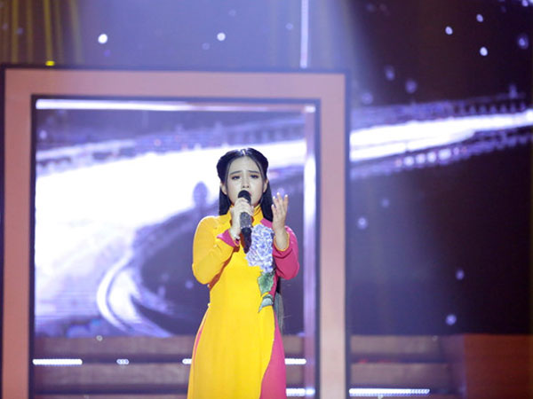 'Thiên thần Bolero' Quỳnh Trang hát quên lời vẫn vào top 4 Bolero
