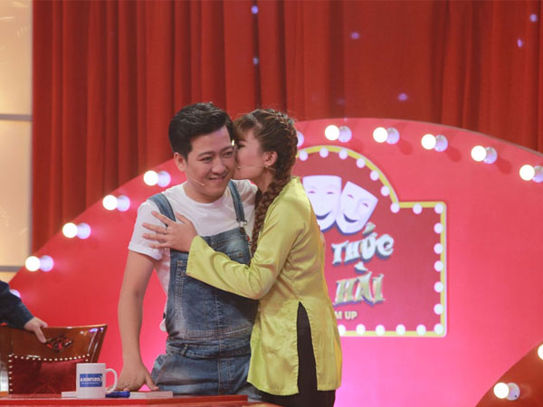 Trấn Thành cổ vũ cô gái hôn má Trường Giang: 'Anh Giang rộng lượng lắm, ai yêu ảnh, ảnh yêu lại!'