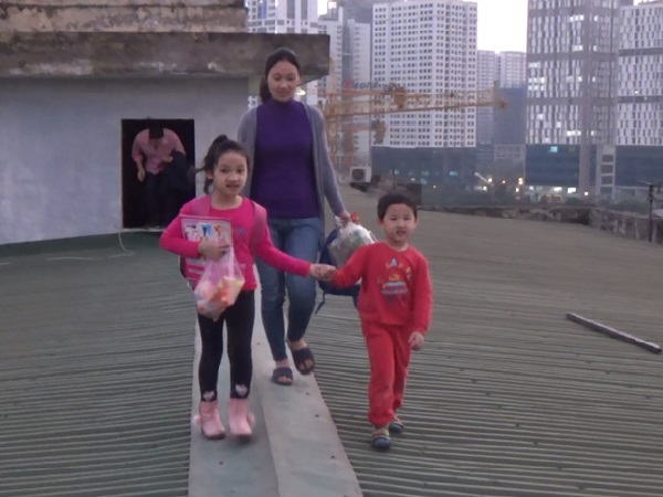 Video: Người Hà Nội đi trên mái nhà vì thang máy chung cư hỏng