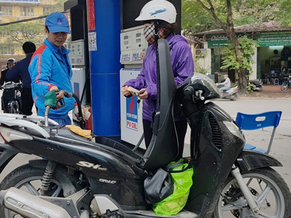Xe máy và taxi mua xăng E5 là chủ yếu