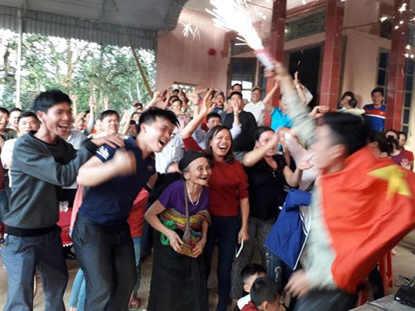 Cả làng Bào nghỉ làm để cổ vũ Tiến Dũng