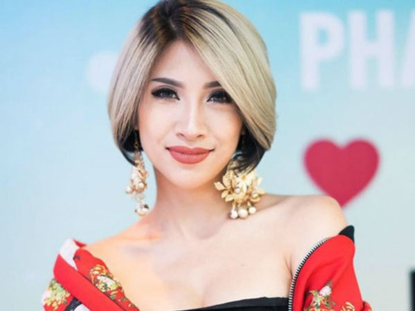 Ca sĩ Pha Lê bị ném đá vì 'trót' tuyên bố khỏa thân livestream xem U23 chiến thắng