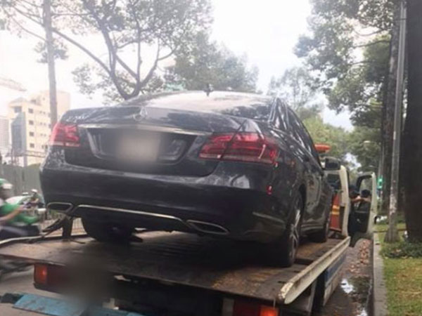 Có cổ động viên U23 nào như Lưu Thiên Hương: Mừng quá lao thẳng xe vào cột điện!