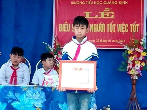 Học sinh lớp 5 trả lại hơn 16,5 triệu đồng cho người đánh rơi