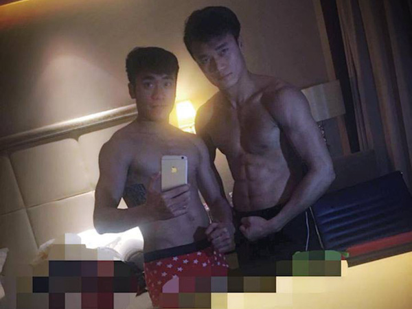 Khi Bùi Tiến Dũng và đồng đội cùng cởi áo khoe body 'cực phẩm' 6 múi