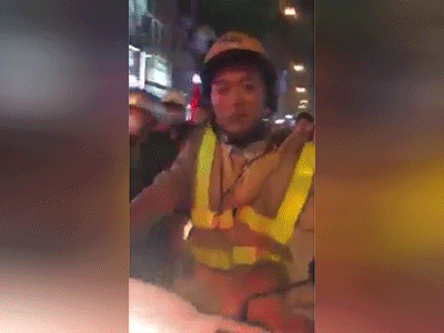 Màn ăn mừng U23 dễ thương nhất đã thuộc về chàng CSGT với nụ cười răng khểnh này đây