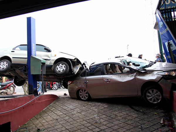 Ôtô húc gãy cây xanh, 'bay' vào garage ở Sài Gòn
