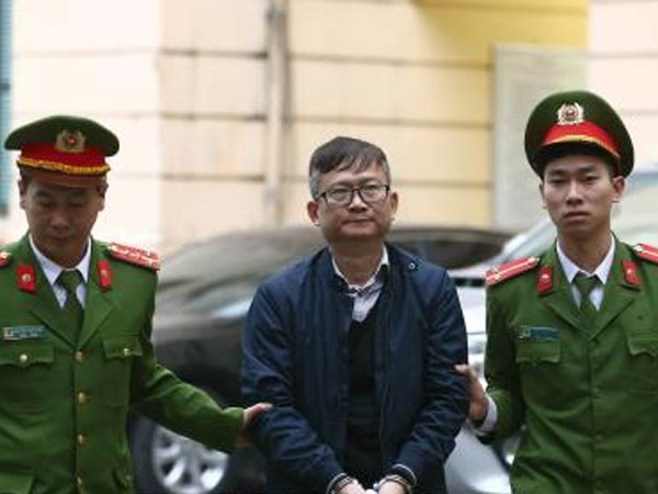 Thẩm vấn vợ chồng em ông Đinh La Thăng về túi tiền tỷ