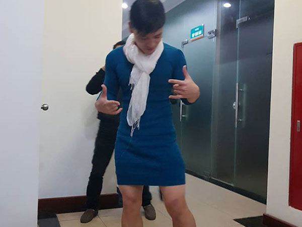 Việt Nam nói là làm: U23 thì đã thắng còn anh chàng này sáng nay đã phải mặc váy catwalk dọc văn phòng công ty