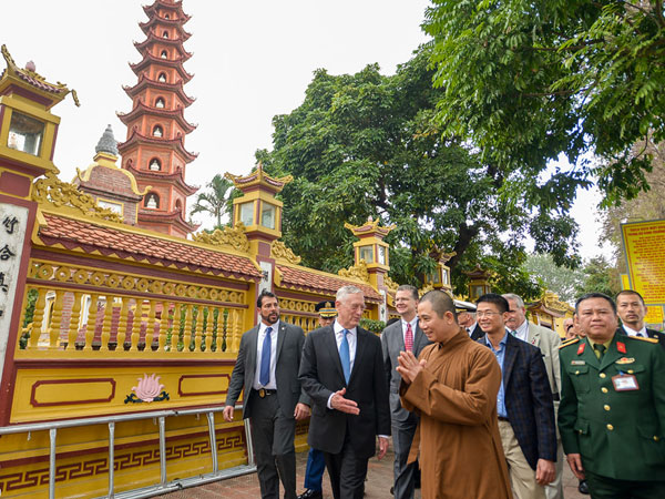 Bộ trưởng Quốc phòng Mỹ James Mattis đến thăm chùa Trấn Quốc