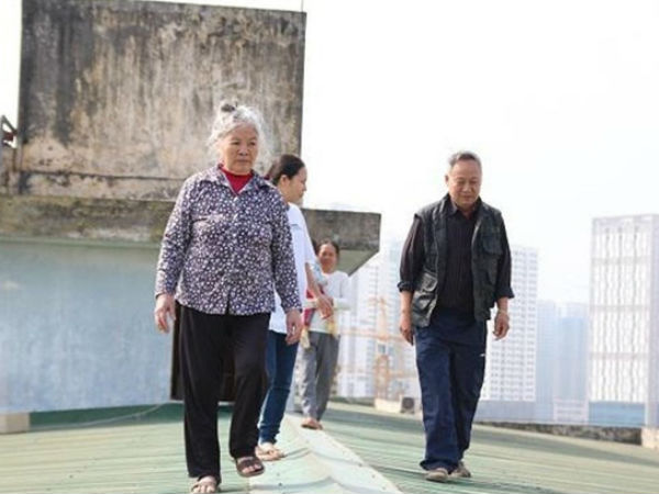 Chủ tịch Hà Nội yêu cầu kiểm tra vụ người dân đi trên mái nhà vì thang máy chung cư hỏng