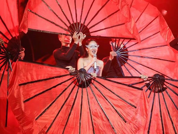 Diva Hồng Nhung xin lỗi Sơn Tùng dù chỉ mắc lỗi nhỏ khi cover 'Lạc trôi'