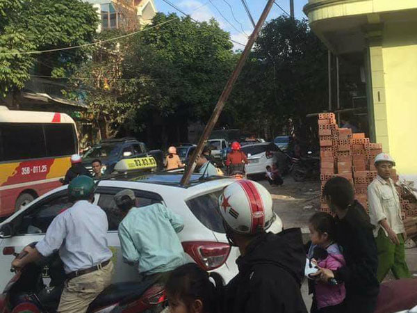 Đưa con đi khám bệnh, thanh sắt rơi trúng nóc xe taxi tử vong
