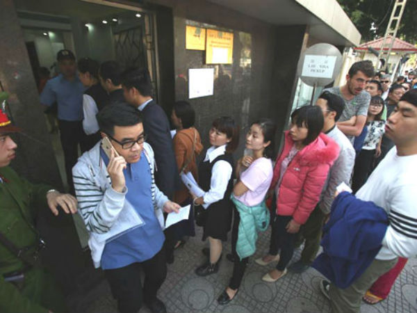 Hàng trăm cổ động viên xếp hàng nhiều giờ để xin visa Trung Quốc