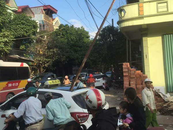 Triệu tập nhóm công nhân vụ thanh sắt rơi chết người đi đường