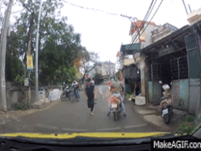 Clip: Đang cãi nhau ngoài đường, nam thanh niên bất ngờ tìm xe ô tô rồi lao thẳng đầu vào