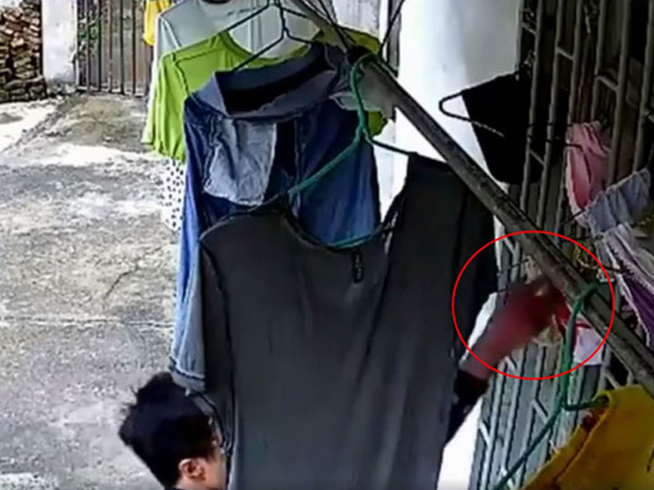 Clip: Nam thanh niên bảnh bao lẻn vào nhà trộm đồ lót phụ nữ giữa ban ngày, bị camera quay lại mà không hề hay biết